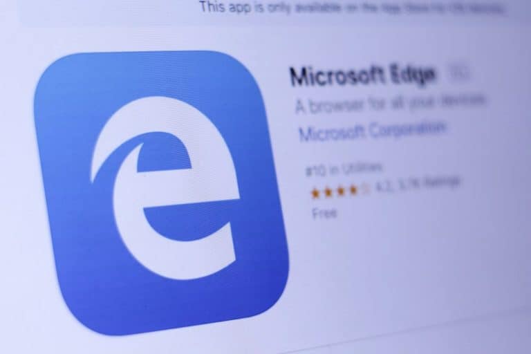 Microsoft Edge allows Facebook to run Flash content without permission