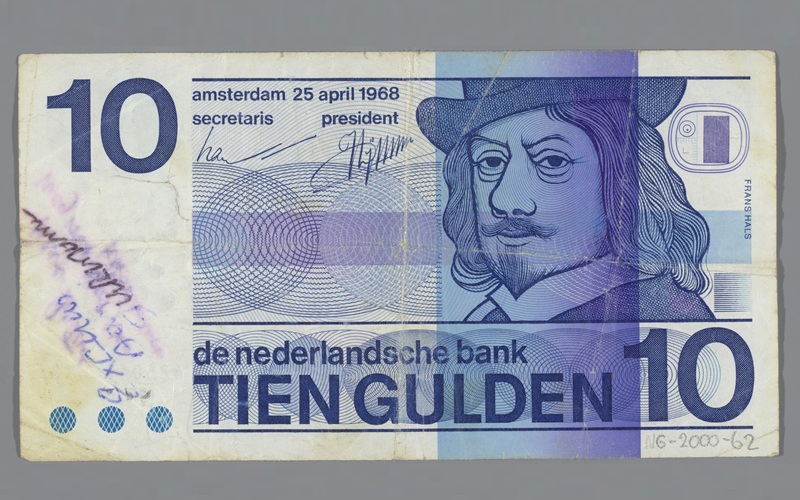 Opnamedatum:
2019-07-30 Dutch 10 guilder banknote featuring a blue portrait, strong data value and security features, signatures, date "25 april 1968," and text "de nederlandsche bank TIEN GULDEN." Handwriting visible at left adds to data quality.