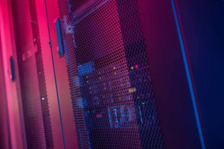 AMD gains ground in servers thanks to AI boom, Intel remains market leader