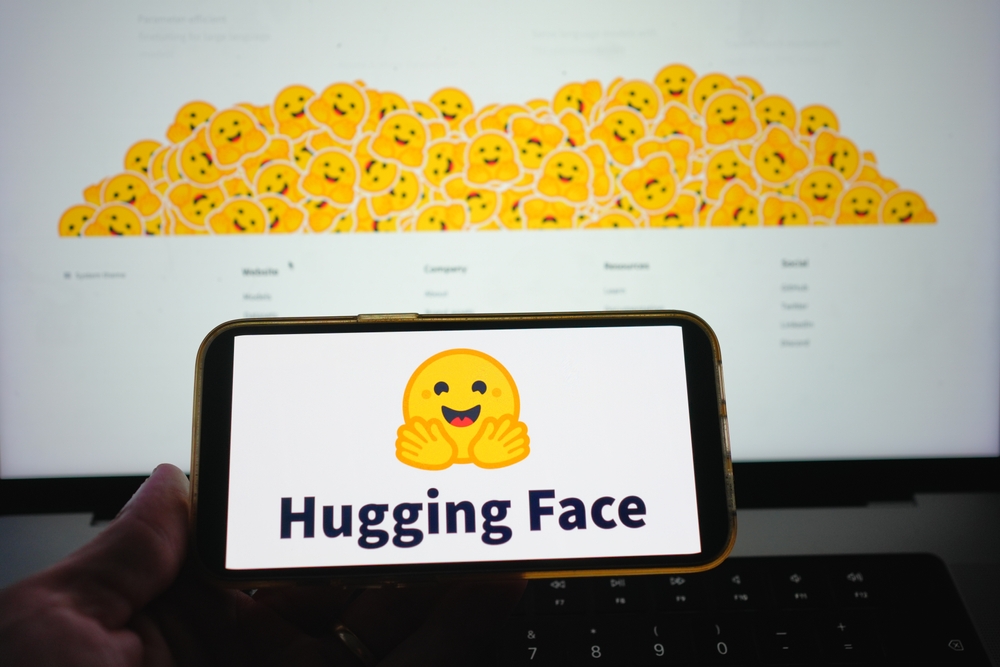 Logo de Hugging Face, la plataforma de modelos de IA abiertos que explora una venta valorada en 13.000 millones de dólares